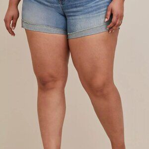 NWT Torrid 5 Inch Vintage Stretch Mid-Rise Short